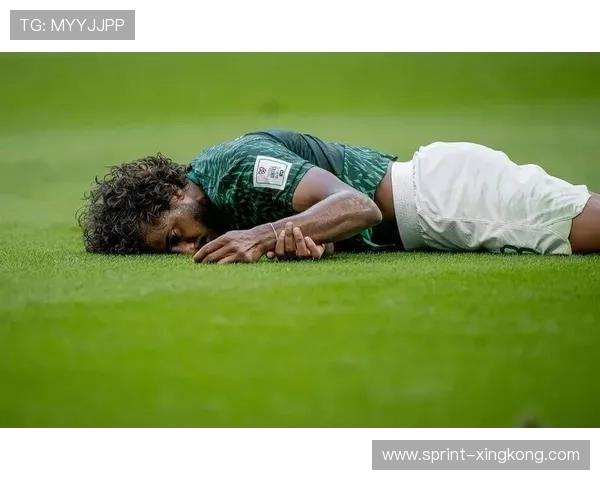 足球明星发布会上的小可爱引发全场热议 成为焦点人物的幕后故事